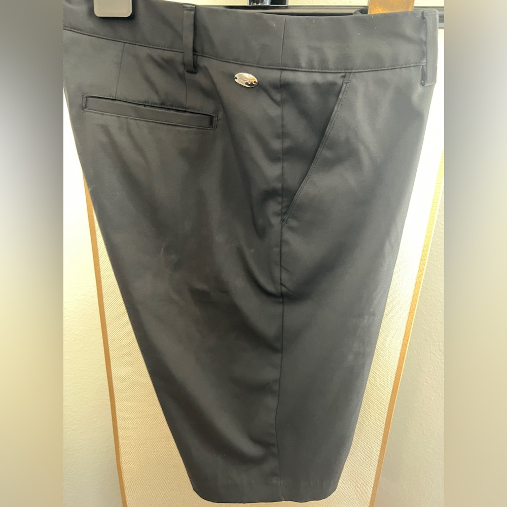 ⛳️🏌️♀️GREG NORMAN WOMANS GOLF PERFORMANCE BERMUDA SHORTS🏌️♀️⛳️ - Picture 2 of 3